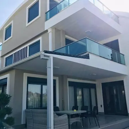 Crow House بيليك